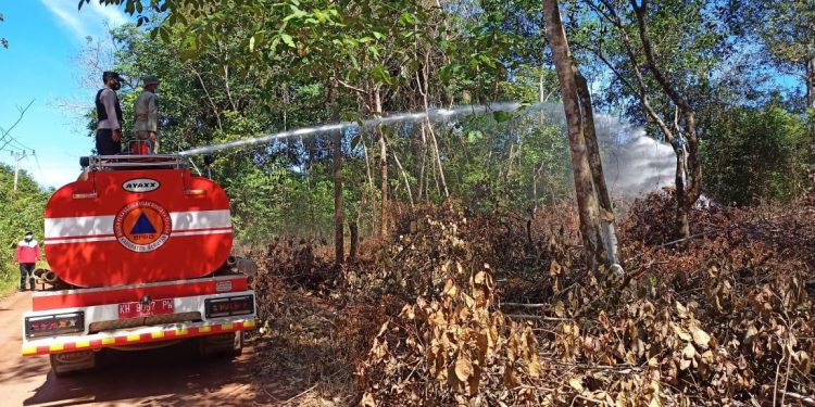 Polsek Danau Sembuluh Beserta Tim Satgas Lakukan Pendinginan Lahan
