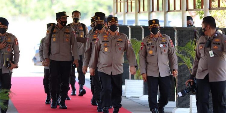 Kapolda Kalteng Sambut Kedatangan Wakapolri di Bandara Tjilik Riwut Palangka Raya