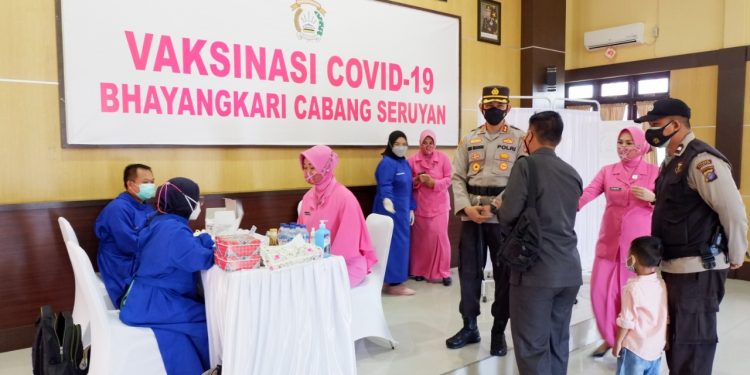 Kapolres Seruyan Cek Giat Vaksinasi Kepada Bhayangkari Cabang Seruyan