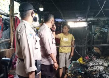 Polsek Sebangau Sigap Datangi TKP Kebakaran Kios di Jalan RTA Milono Km 9