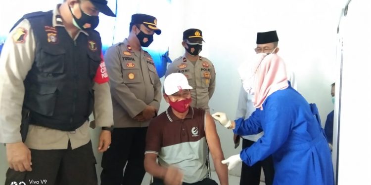 Waka Polres Seruyan Cek Pelaksanaan Vaksinasi Massal