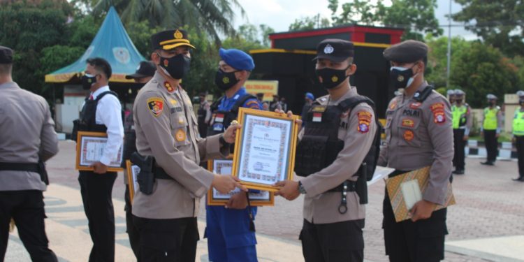 Kapolres Seruyan Berikan Reward Kepada Anggota yang Berprestasi