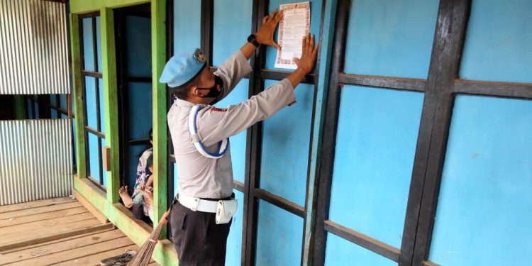Polsek Danau Sembuluh Stempel Stiker Sosialisasi Karhutla