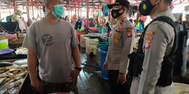 Pastikan Patuhi Prokes, Kapolsek Pimpin Kegiatan Yustisi di Pasar Saik