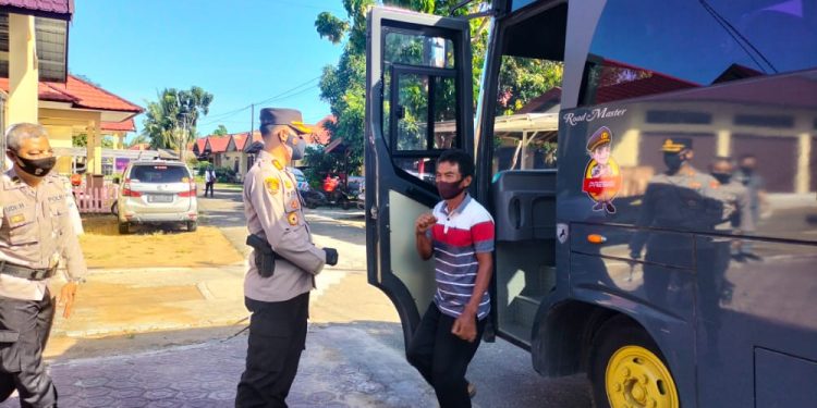 Polres Seruyan Antar Jemput Lansia Untuk Pelaksanaan Vaksinasi