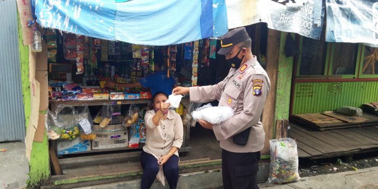 Kasat Samapta Polres Seruyan Bagikan Masker ke Warga