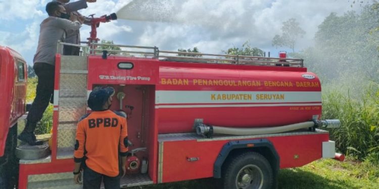 Antisipasi Karhutla Personil Polsek Seruyan Hilir Lakukan Pendinginan Lahan