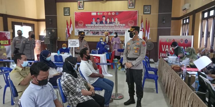 Kapolres Seruyan Tinjau Vaksinasi Massal Dalam Rangka HUT ke-75 Bhayangkara