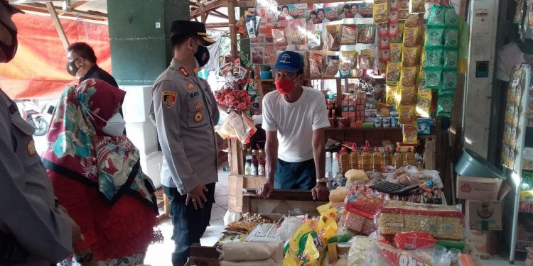 Kapolres Seruyan Kontrol Ketersediaan Sembako di Pasar Saik