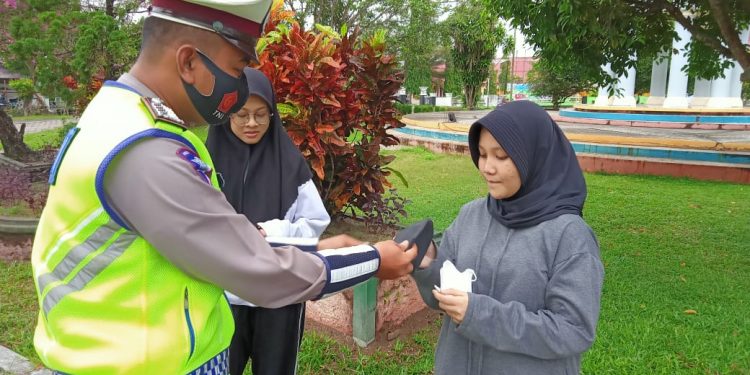 Ajak Masyarakat Patuhi Prokes, Sat Lantas Polres Seruyan Bagikan Masker