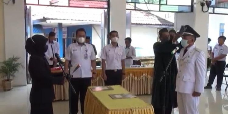 Camat Dusun Selatan Lantik Pj Kepala Desa Baru