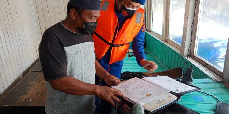 Satpolairud Polres Seruyan Cek Kelengkapan Kapal di Dermaga Kuala Pembuang