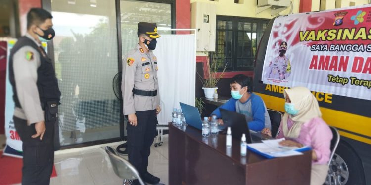 Pastikan Lancar, Kapolres Seruyan Memonitor Langsung Giat Vaksinasi