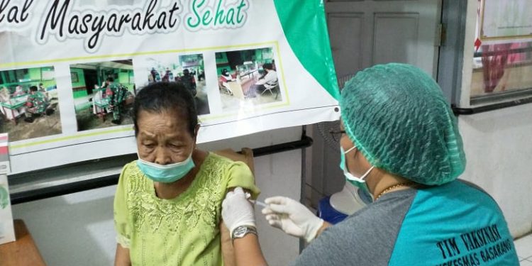 Vaksinasi Lansia Desa Pangkalan Sari Berjalan Lancar