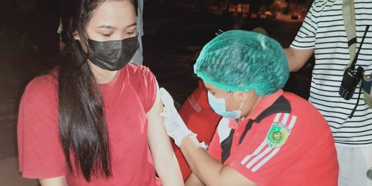 Satgas Covid-19 Bersama Polresta Palangka Raya Vaksinasi Pengunjung Cafe
