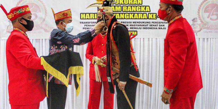 DAD Seruyan Berikan Gelar Adat Kepada Kapolres Seruyan AKBP Bayu Wicaksono