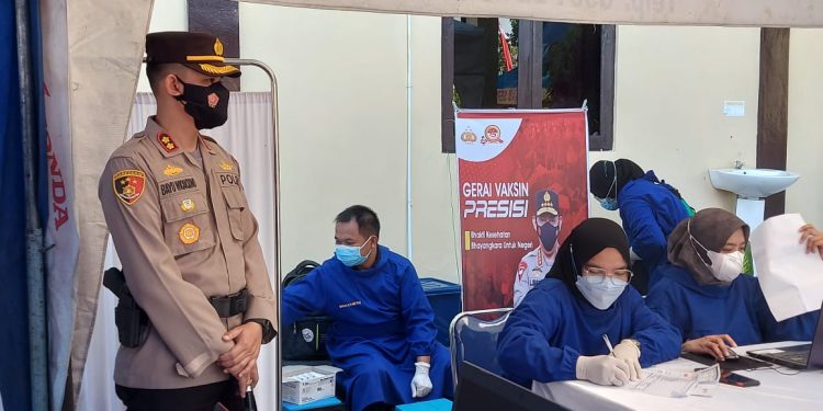 Gerai Presisi Polres Seruyan Gandeng Puskesmas Laksanakan Vaksinasi Massal