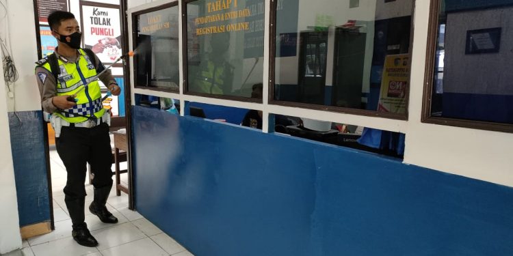 Satlantas Polres Seruyan Rutin Semprot Desinfektan di Ruang Pelayanan SIM