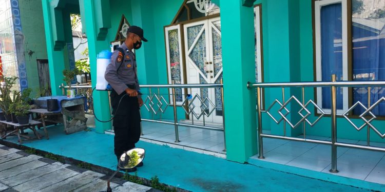 Tempat Ibadah Disemprot Disinfektan Antisipasi Penyebaran Covid-19