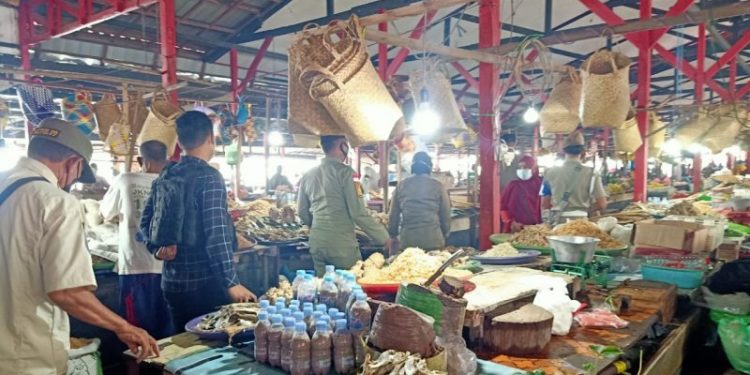 Tegakkan Prokes, Tim Yustisi Sambangi Pasar Saik Kuala Pembuang