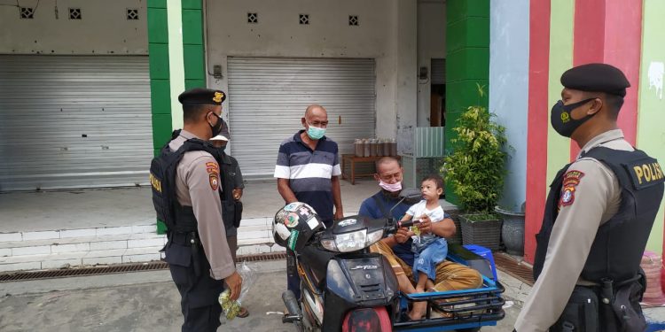 Personil Sat Samapta Polres Seruyan Kunjungi Pasar Saik Bagikan Masker