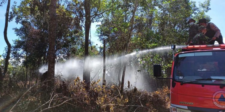 Polsek Danau Sembuluh Siram Areal Rawan Karhutla