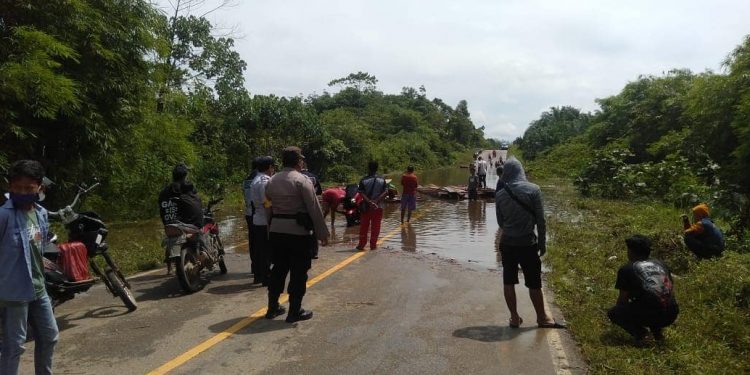 Bhabinkamtibmas Pantau Kondisi di 6 Desa yang Terendam Banjir