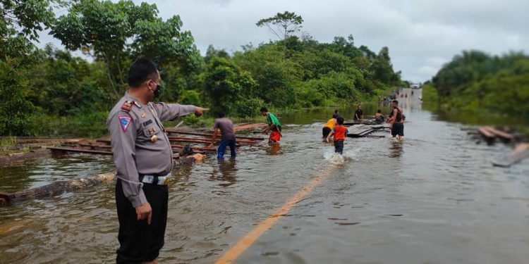 Kasat Lantas Polres Lamandau Lakukan Pengecekan Titik Banjir