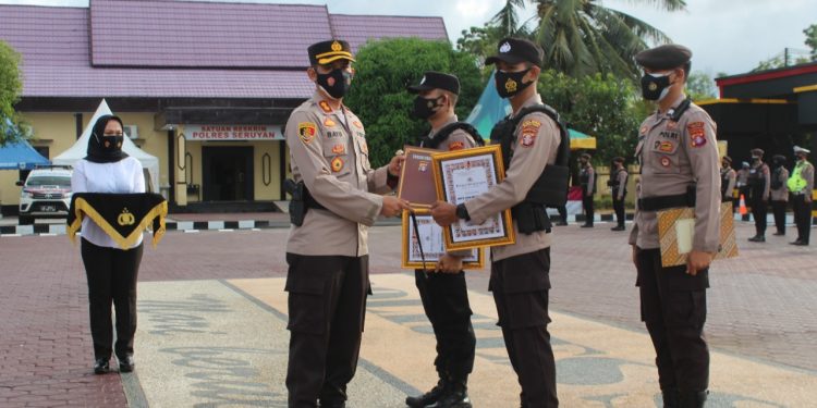 Kapolres Seruyan Beri Reward Anggota yang Berprestasi