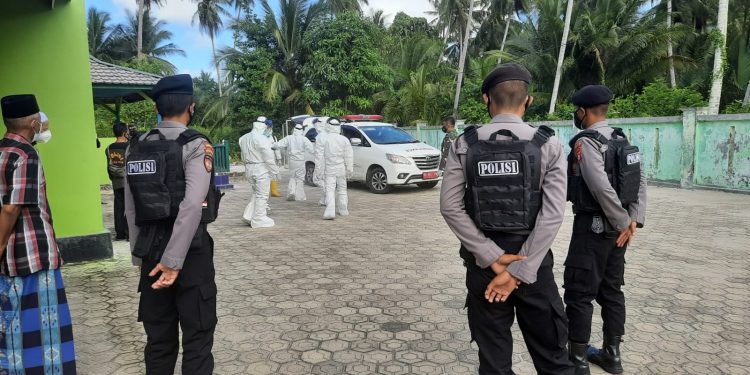 Sat Samapta Polres Seruyan Kawal Pemakaman Jenazah Covid-19