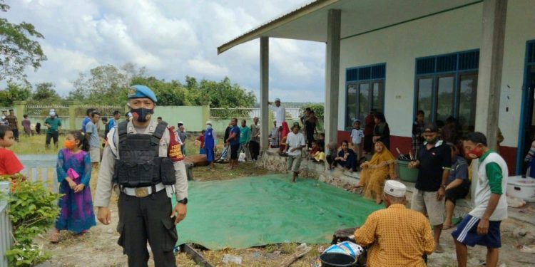 Polsek Danau Sembuluh Kawal Penyembelihan Hewan Kurban