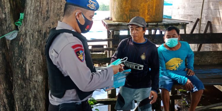 Kampanyekan Prokes Covid-19 Satpolairud Polres Seruyan Sambangi  Warga Masyarakat