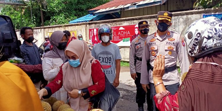 Kapolres Seruyan Terjun Langsung Berikan Himbauan Prokes di Pasar Saik