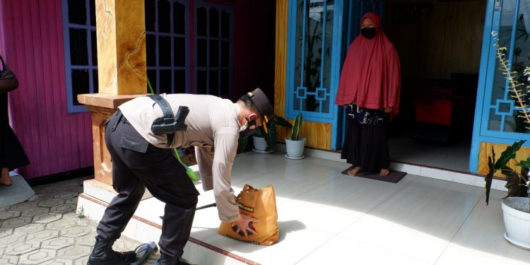 Kapolres Seruyan Serahkan Bansos kepada Warga yang Melakukan Isoman