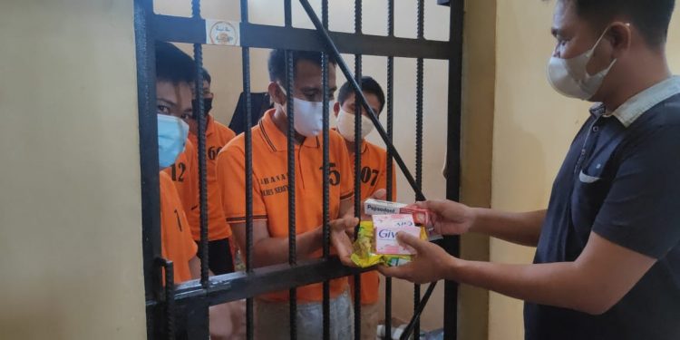 Sat Tahti Polres Seruyan Bagikan Masker, Vitamin dan Sabun Untuk Tahanan
