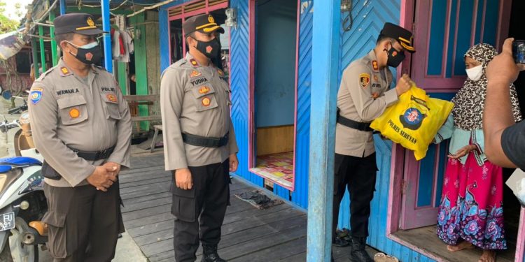 Polres Seruyan Bagi-Bagi Bantuan kepada Warga Terdampak Covid-19
