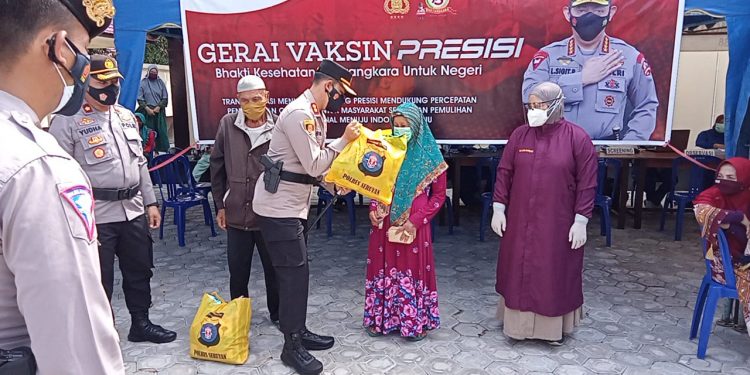 Kapolres Seruyan Tinjau Vaksinasi Massal di Gerai Vaksinasi
