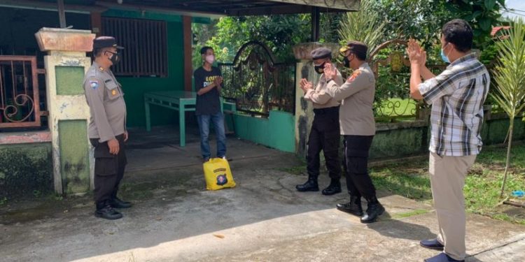 Waka Polres Seruyan Bagikan Paket Sembako Kepada Masyarakat Isoman
