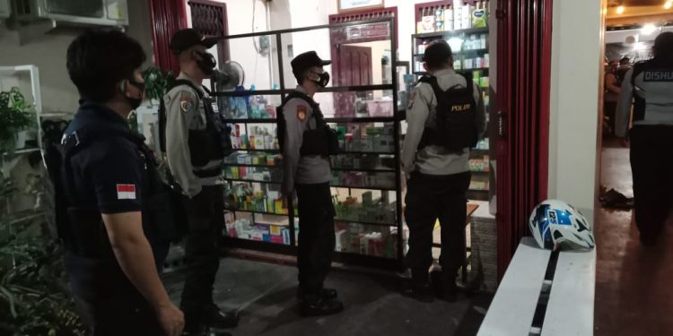 Disiplinkan Warga Kuala Pembuang Tim Yustisi Polres Seruyan Berikan Himbauan Prokes