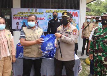 Kapolda Tinjau Posko PPKM dan Bagikan Bansos