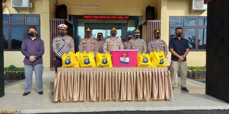 Berbagi Sembako ke Warga dan Tenaga Medis Terdampak Covid-19