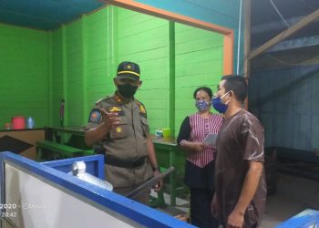 SatPol PP Dampingi Kasatlantas Polres Mura Beri Imbauan PPKM ke Pedagang