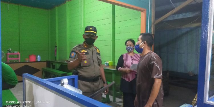 SatPol PP Dampingi Kasatlantas Polres Mura Beri Imbauan PPKM ke Pedagang