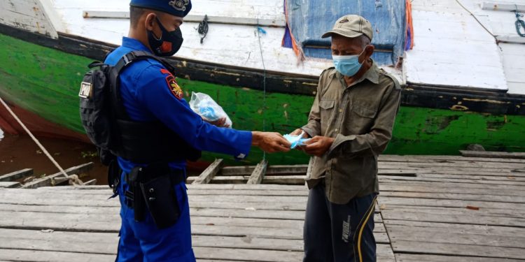 Kampanyekan Prokes Covid -19 Satpolairud Polres Seruyan Sambangi Warga