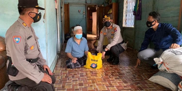 Kapolres Seruyan Serahkan Bansos Satgas Covid-19 ke Warga Terdampak