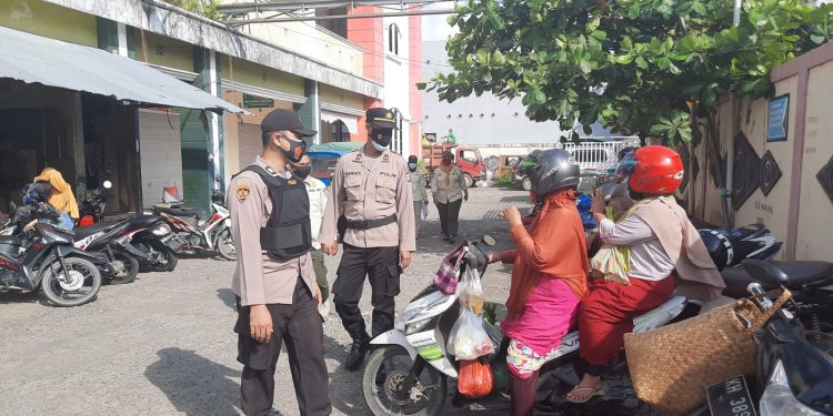 Ingatkan Prokes, Tim Yustisi Sambangi Pasar Saik Kuala Pembuang