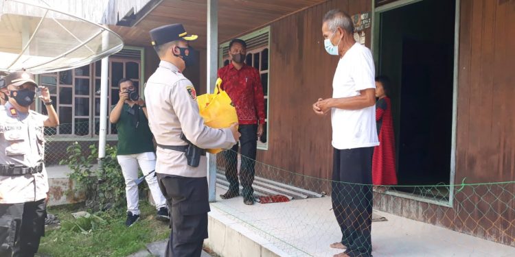 Kapolres Seruyan Serahkan Bansos ke Warga Terdampak Covid-19 di Hanau   