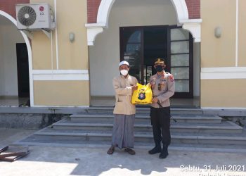 Kapolres Seruyan Berikan Bansos dan Alat Kesehatan ke Takmir Masjid Nur Mastiah Hanau