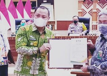Bupati Barsel Terima Sekat Kanal Dari Kementrian LHK