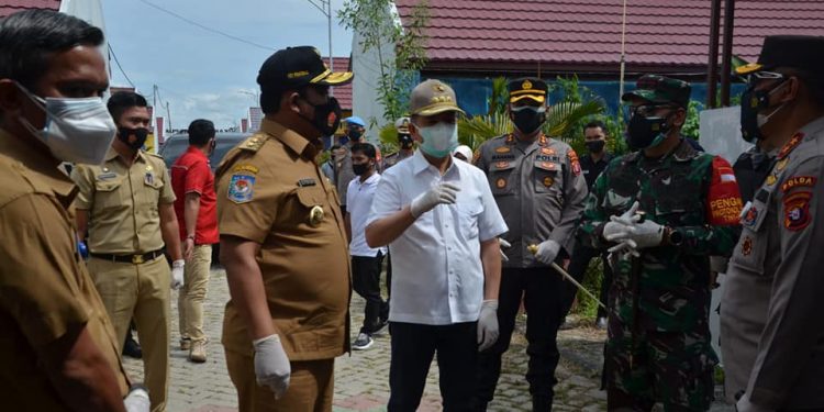 Wagub Bersama Kapolda dan Danrem Pantau Posko Penyekatan Perbatasan Kalteng-Kalsel di Kapuas